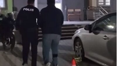 Hatay’ın Defne ilçesinde aranan kişileri yakalamaya yönelik operasyonda, 2 yıl