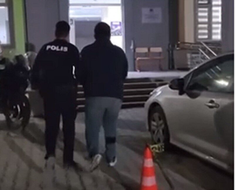 Hatay’ın Defne ilçesinde aranan kişileri yakalamaya yönelik operasyonda, 2 yıl