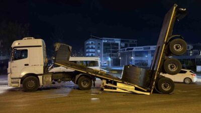 Hatay’da yaşanan bir olayda demir yüklü bir tırın dorsesi seyir