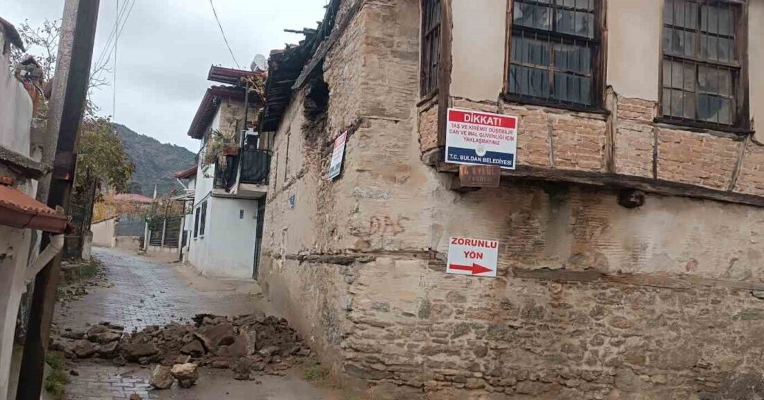 Buldan ilçesinde kullanılmayan eski bir kerpiç binanın duvarı nihayetinde yıkıldı.