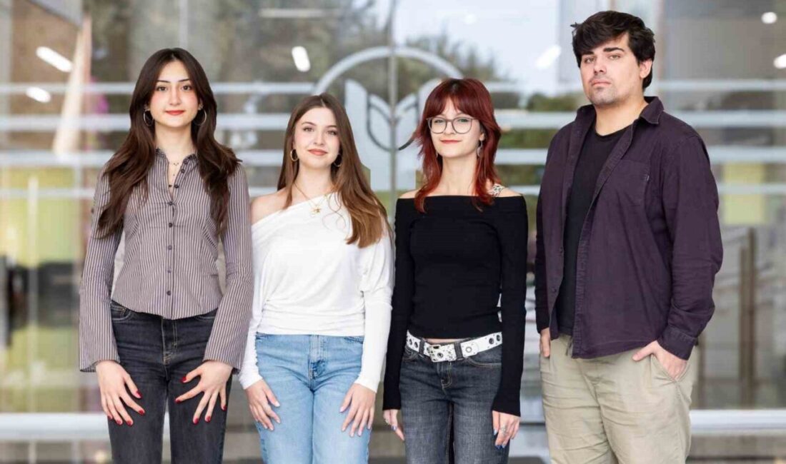 Yaşar Üniversitesi Yazılım Mühendisliği Bölümü öğrencileri Yağmur Sude Ateş, Berin