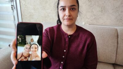 Adana’da depremde yıkılan binanın enkazından çıkan altınları, hayatını kaybedenlerin yakınlarına