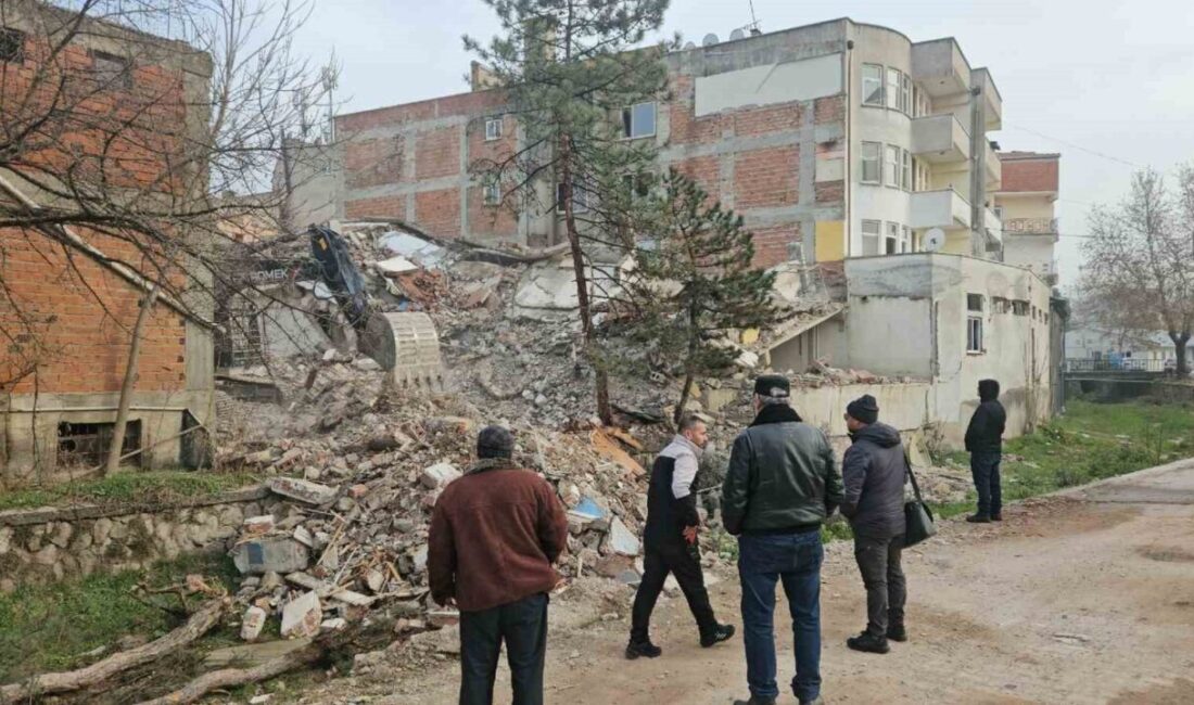 Sındırgı ilçesinde meydana gelen depremlerin neden olduğu ağır hasarların ardından,