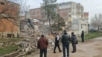 Sındırgı ilçesinde meydana gelen depremlerin neden olduğu ağır hasarların ardından,