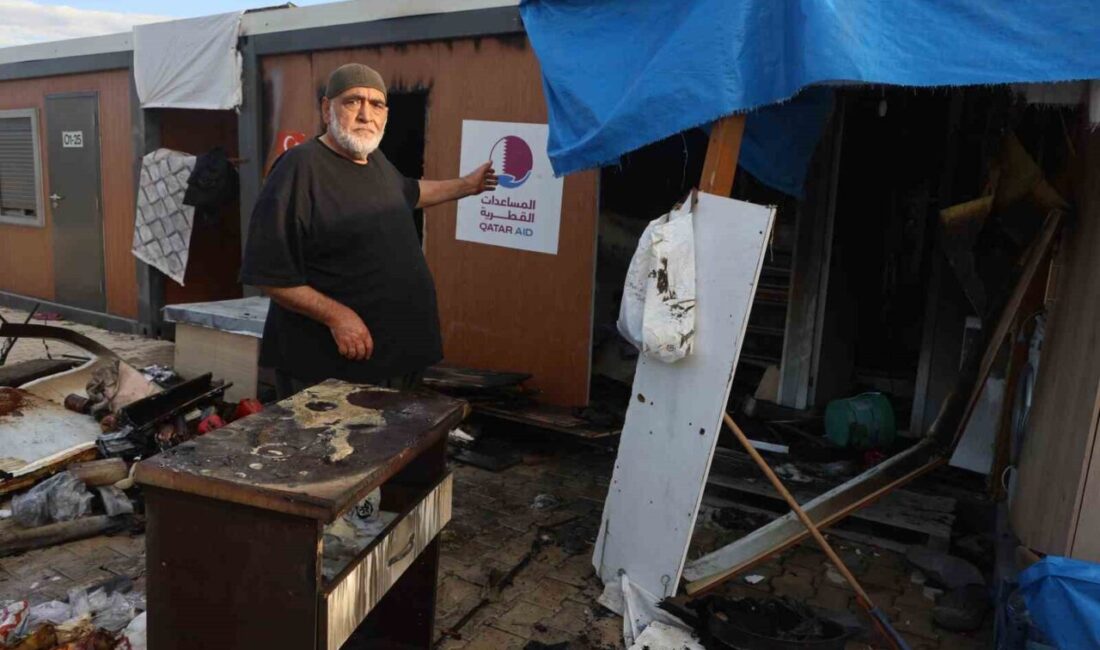Hatay ilinde depremzede bir adam ve eşinin yaşadığı konteyner ev,