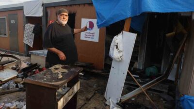 Hatay ilinde depremzede bir adam ve eşinin yaşadığı konteyner ev,