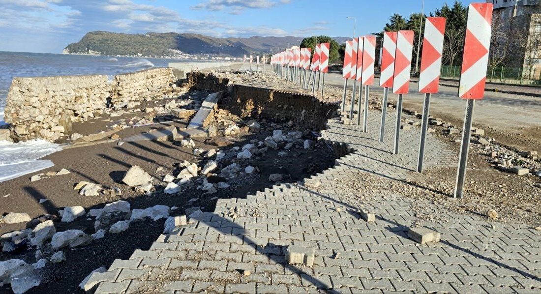 Kastamonu’nun Cide ilçesinde meydana gelen şiddetli fırtına, kıyı kesimlerinde büyük