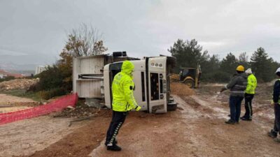 Bilecik’te meydana gelen bir trafik kazasında, bir kamyonun devrilmesi sonucu
