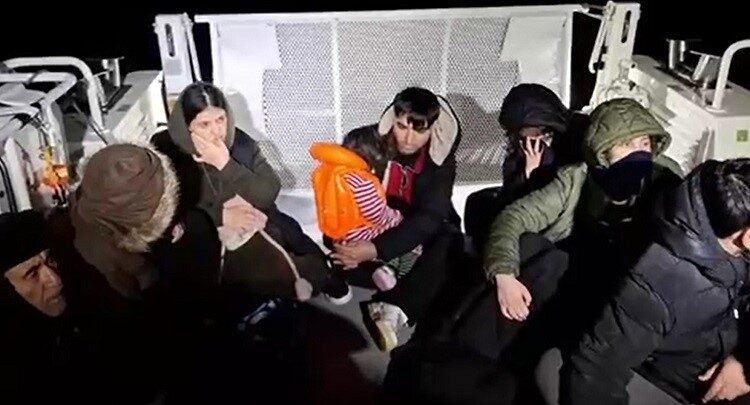Aydın’ın Didim ilçesi açıklarında bir lastik bottan denize düşen 6
