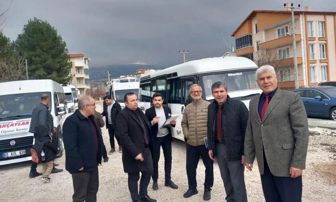 Afyonkarahisar’ın Dinar ilçesinde, öğrenci taşıyan servis araçlarına yönelik denetim gerçekleştirildi.