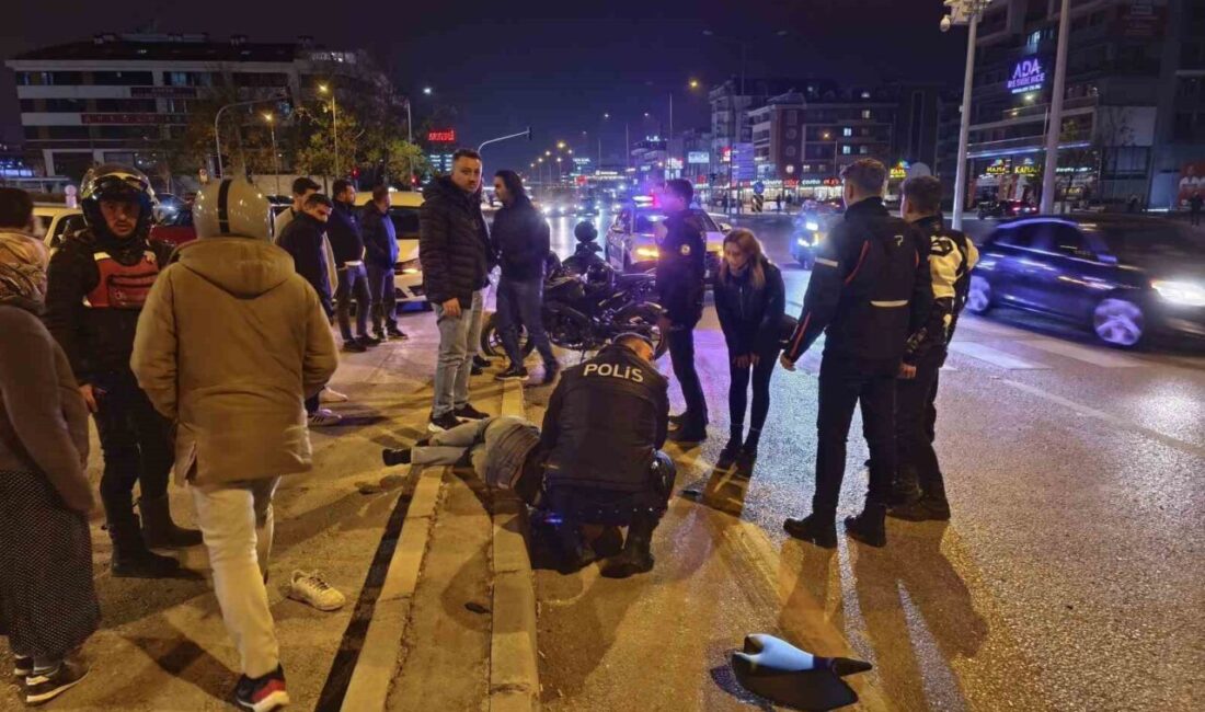 Denizli’de bir motosiklet sürücüsü, direksiyon kontrolünü kaybederek yol tabelasına çarptı