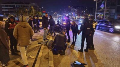 Denizli’de bir motosiklet sürücüsü, direksiyon kontrolünü kaybederek yol tabelasına çarptı