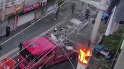 Diyarbakır ilinde aşırı yüklenen bir elektrik trafosu alev aldı ve