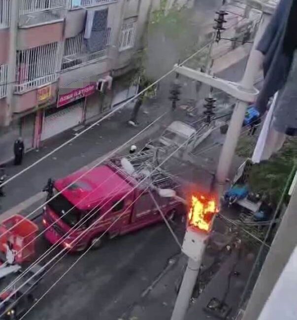 Diyarbakır ilinde aşırı yüklenen bir elektrik trafosu alev aldı ve