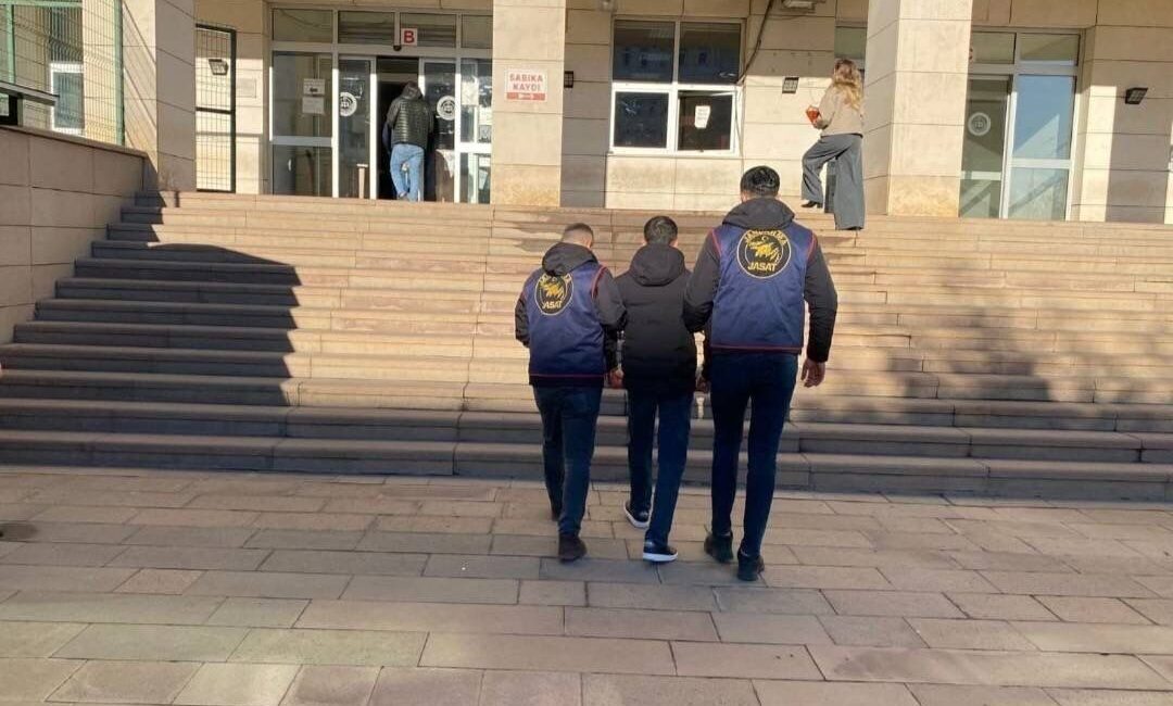 Diyarbakır’da Jandarma ekipleri tarafından gerçekleştirilen operasyonlarda, kesinleşmiş hapis cezası bulunan