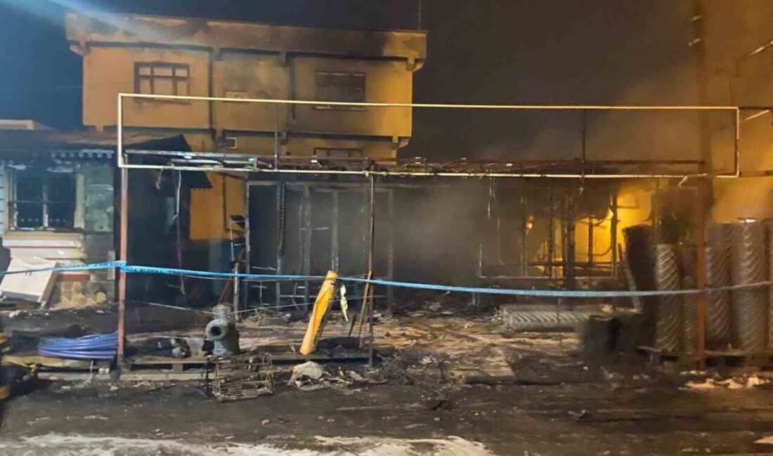 Dicle ilçesindeki bir hırdavat dükkanı, dün akşam meydana gelen yangında