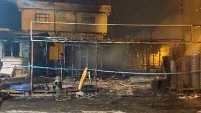 Dicle ilçesindeki bir hırdavat dükkanı, dün akşam meydana gelen yangında