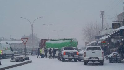 Diyarbakır’ın Yenişehir ilçesinde, kar yağışının neden olduğu bir kazada beton