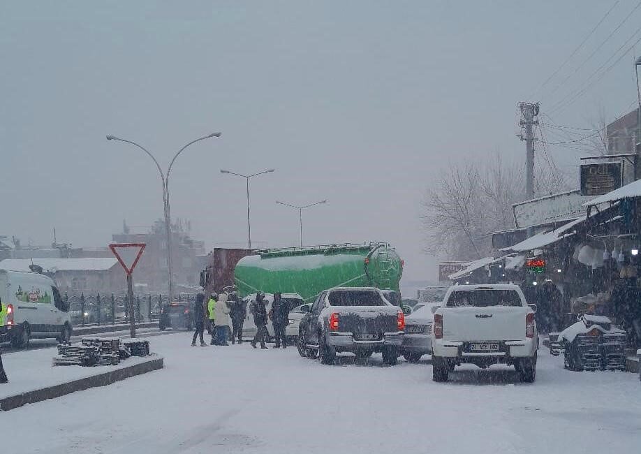 Diyarbakır’ın Yenişehir ilçesinde, kar yağışının neden olduğu bir kazada beton