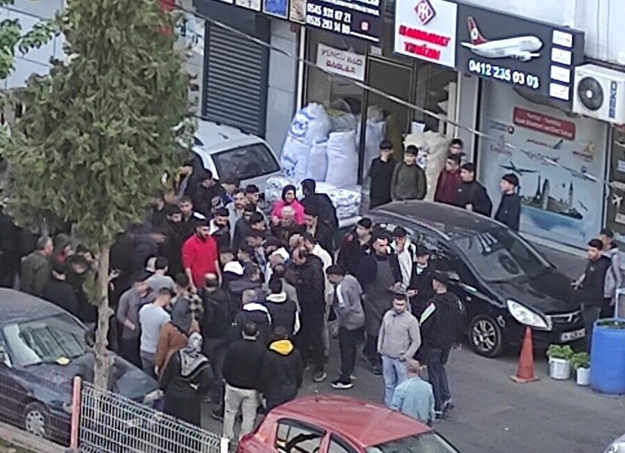 Diyarbakır’ın Bağlar ilçesinde meydana gelen silahlı saldırıda, yolda yürüyen iki