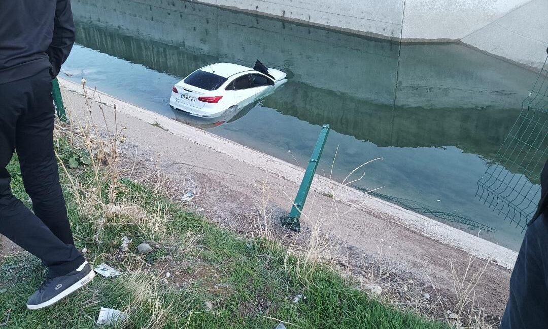 Diyarbakır’ın Yenişehir ilçesine bağlı Şahaban köyü yakınlarında sürücüsünün kontrolünü kaybettiği