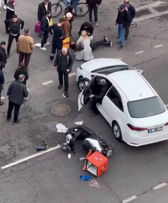Diyarbakır’ın Mezopotamya Mahallesi Musa Anter Caddesi’nde otomobil ile motosikletin karıştığı