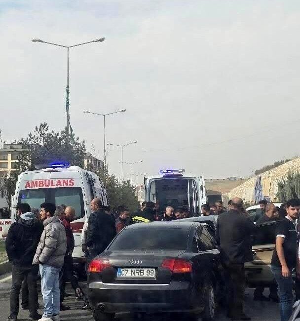 Diyarbakır’ın Silvan ilçesinde meydana gelen trafik kazasında, iki otomobilin çarpışması