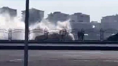 Diyarbakır’ın Şanlıurfa yönünde seyreden bir taksi aniden alev aldı. Sürücü,