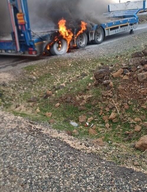 Çınar ilçesinde seyir halinde bulunan bir tırın alev aldığı bildirildi.