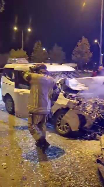 Diyarbakır’ın Kayapınar ilçesinde meydana gelen zincirleme trafik kazasında 3 araç