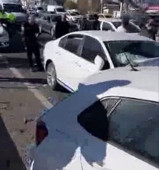 Diyarbakır’da meydana gelen zincirleme trafik kazasında dört araç karıştı ve