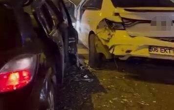 Diyarbakır’ın Kayapınar ilçesinde, Gaziler semtinde üç aracın karıştığı trafik kazasında