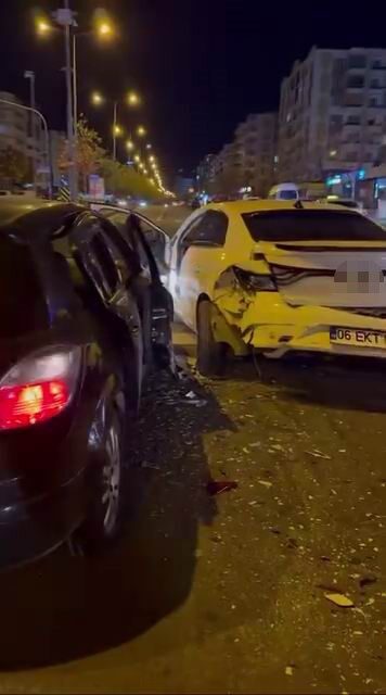 Diyarbakır’ın Kayapınar ilçesinde, Gaziler semtinde üç aracın karıştığı trafik kazasında