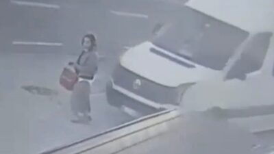 Trabzon’un Yomra ilçesinde bir kadın, oturduğu sitenin önünde dolmuş beklerken
