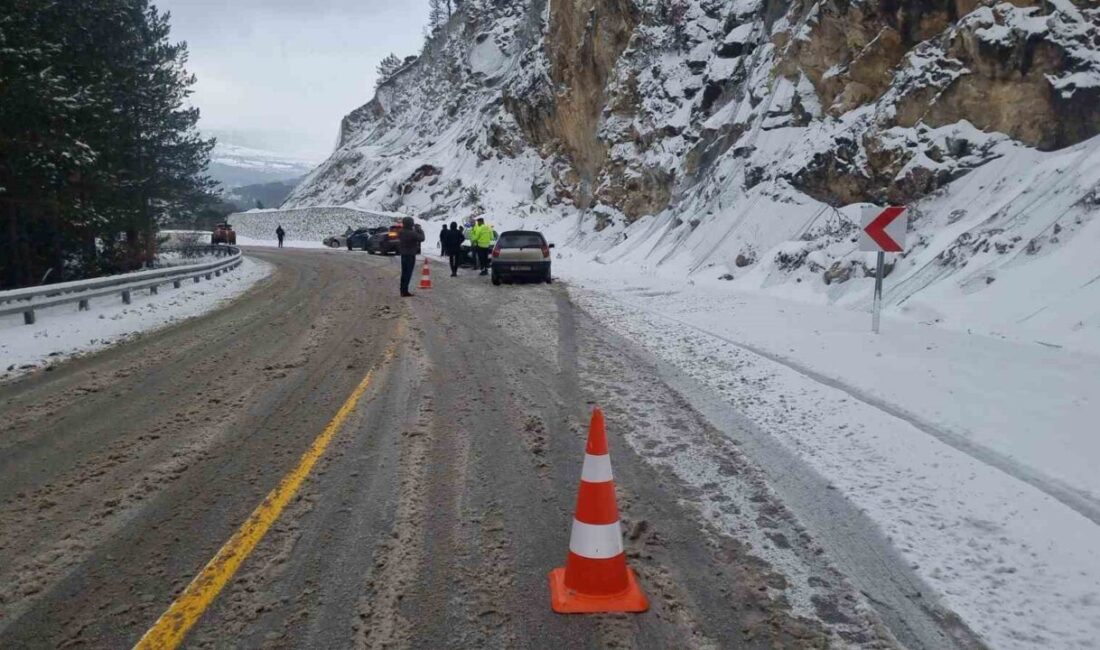 Karı yağışının sebep olduğu trafik kazalarında 5 araç ağır hasar