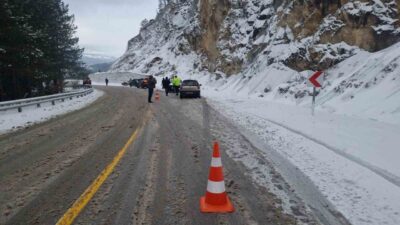 Karı yağışının sebep olduğu trafik kazalarında 5 araç ağır hasar