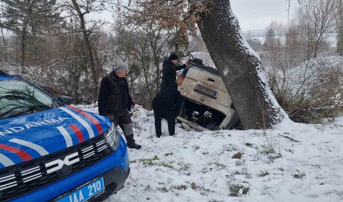 Kütahya’nın Domaniç ilçesinde, gizli buzlanma nedeniyle kontrolü kaybeden bir minibüsün