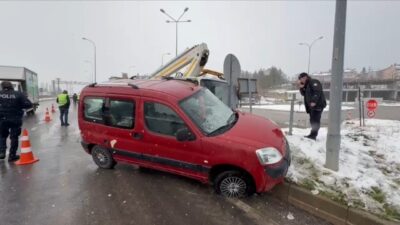 Kütahya’nın Domaniç ilçesinde, iki aracın çarpışması sonucu meydana gelen trafik