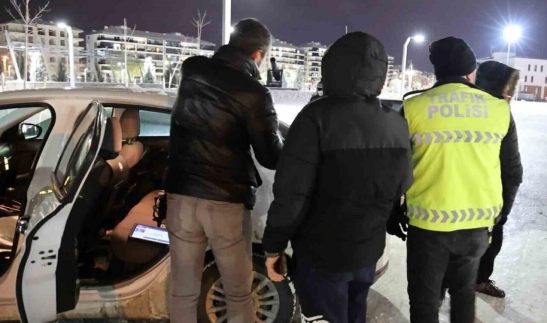 Aksaray’da bir park içerisinde drift yapan 2 sürücü, sivil trafik