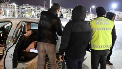 Aksaray’da bir park içerisinde drift yapan 2 sürücü, sivil trafik