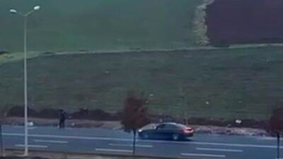 Diyarbakır şehrinde bir caddede trafiği tehlikeye düşüren bir sürücü, aracıyla
