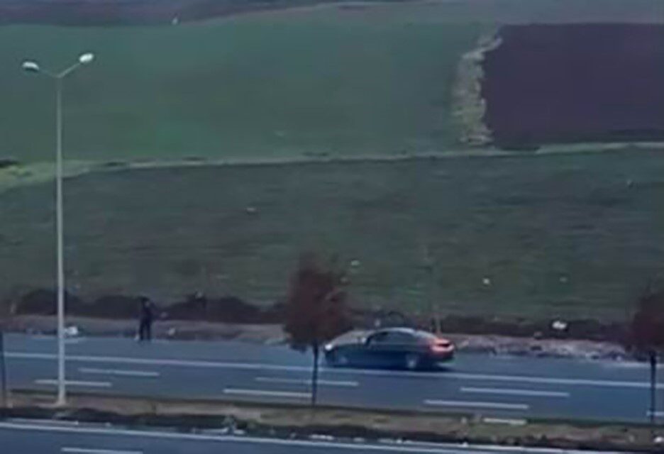 Diyarbakır şehrinde bir caddede trafiği tehlikeye düşüren bir sürücü, aracıyla