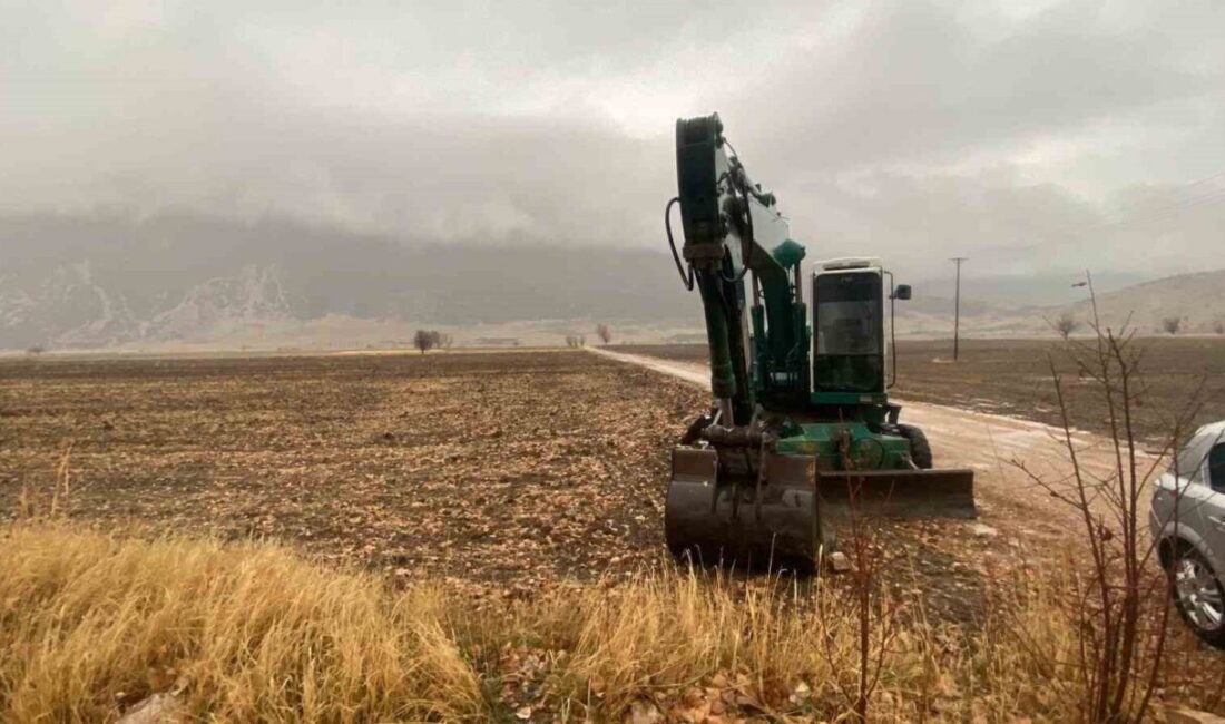 Burdur’da faaliyet gösteren Devlet Su İşleri’ne ait bir kepçe, kimliği