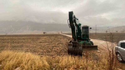 Burdur’da faaliyet gösteren Devlet Su İşleri’ne ait bir kepçe, kimliği