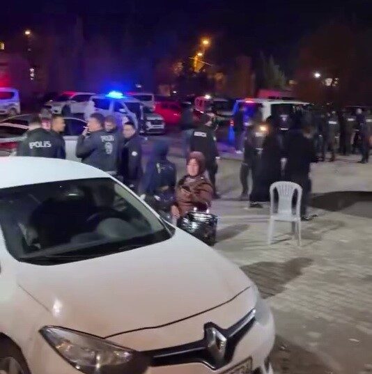 Kahta ilçesinde düzenlenen bir düğün töreninde yaşanan arbedede 3 kişi