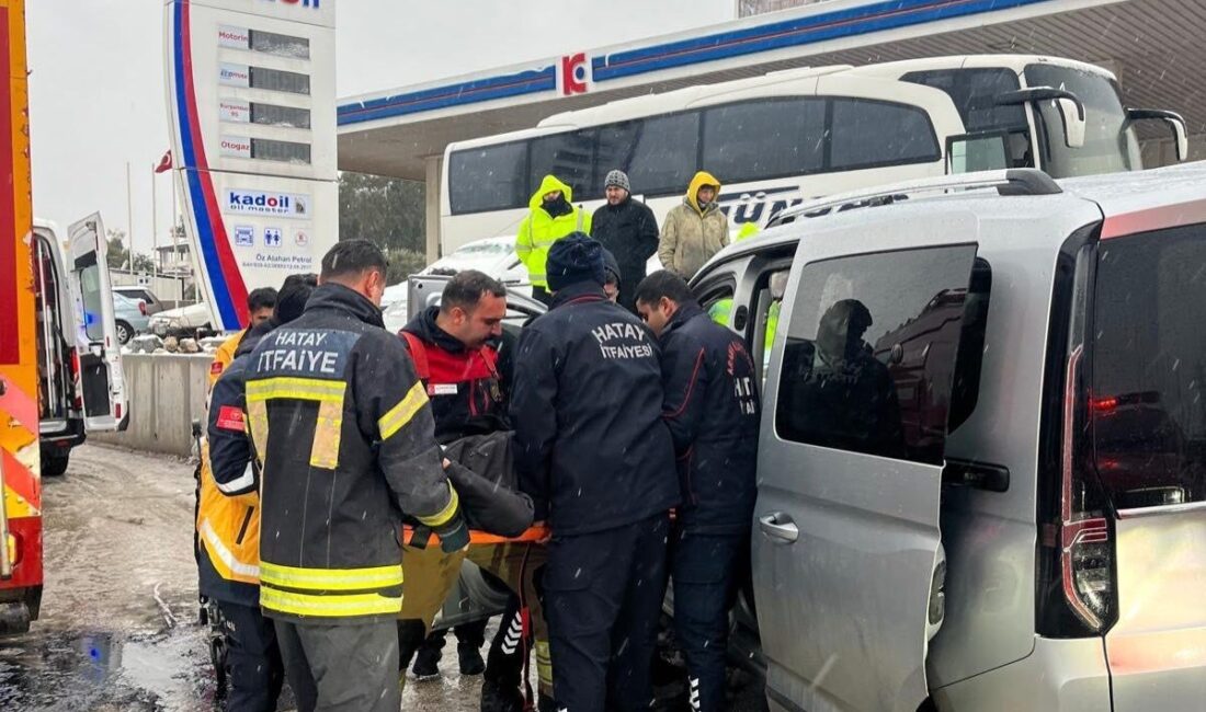 Hatay ilinde kar yağışı nedeniyle sürücünün aracın direksiyonunu kaybetmesi sonucu