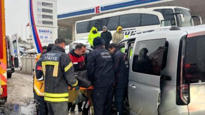 Hatay ilinde kar yağışı nedeniyle sürücünün aracın direksiyonunu kaybetmesi sonucu