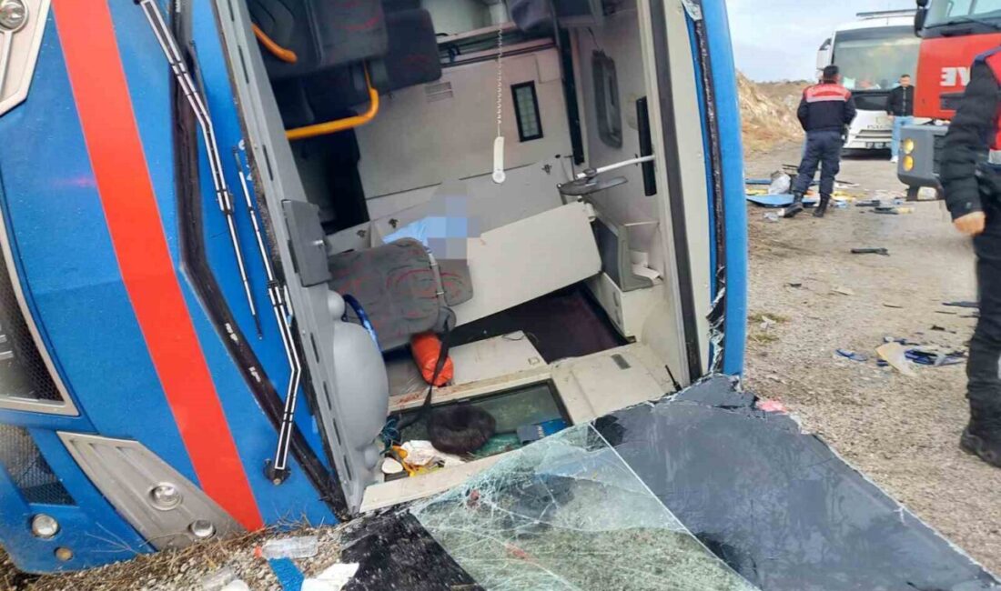 Sivas’ın Zara ilçesinde bir cezaevi nakil aracı yoldan çıktı ve