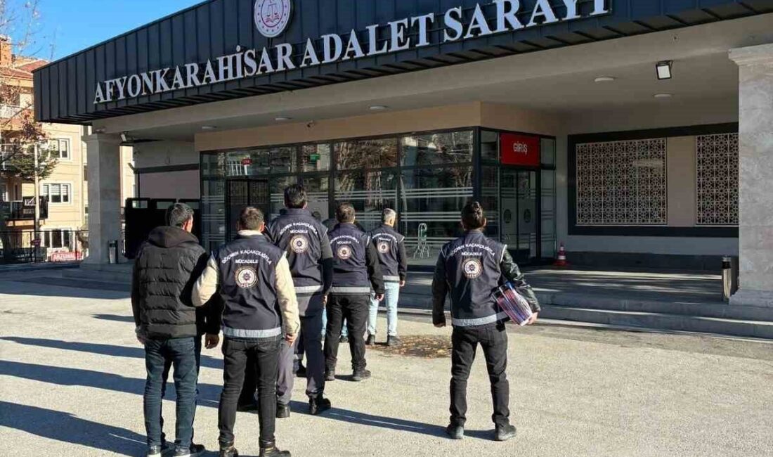 Afyonkarahisar’da gerçekleştirilen bir operasyonda polis, düzensiz göçmenleri taşıyan bir minibüsü