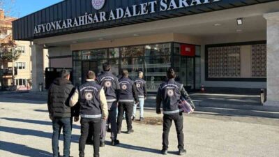 Afyonkarahisar’da gerçekleştirilen bir operasyonda polis, düzensiz göçmenleri taşıyan bir minibüsü